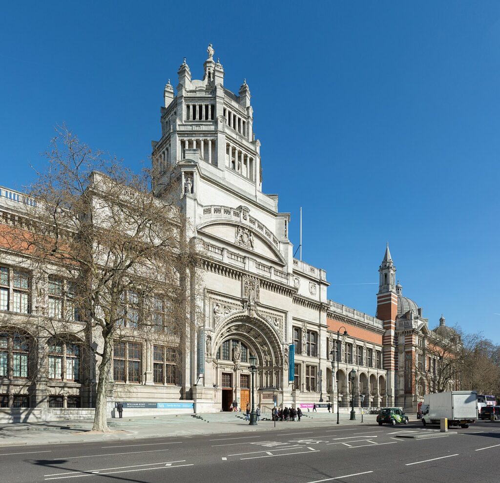 Fachada del Victoria and Albert Museum de Londres.